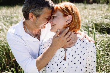 nehir kenarında oturan orta yaşlı çift