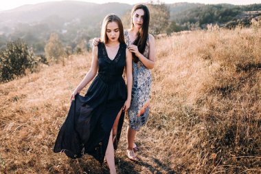 güzel kız dağlarda yürümek