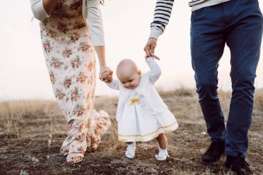 Dağlarda yürüyüş kızı ile genç aile