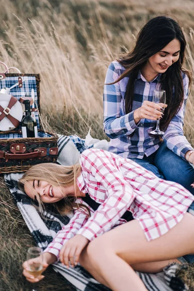 Piękne dziewczyny na piknik w górach — Zdjęcie stockowe