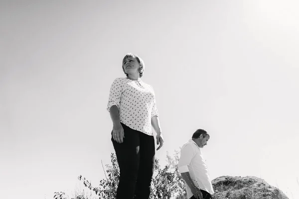 Пара средних лет прогулки возле скал — стоковое фото