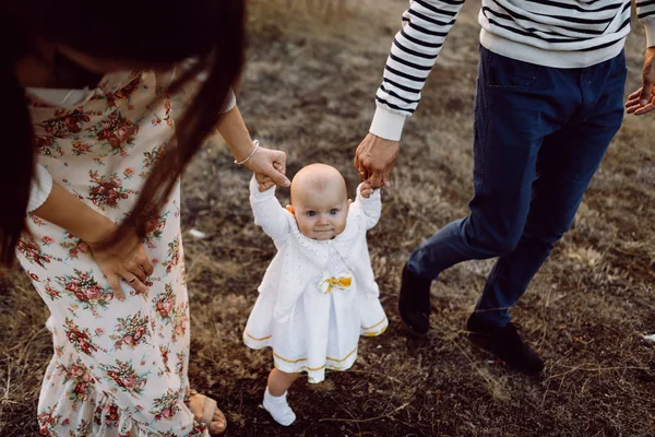 Familia joven con hija caminando en las montañas — Foto de Stock