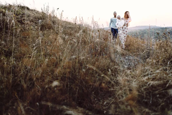 Młode rodziny z córką chodzenia w górach — Zdjęcie stockowe
