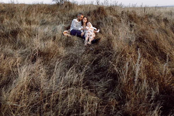 Jong gezin met dochter wandelen in de bergen — Stockfoto