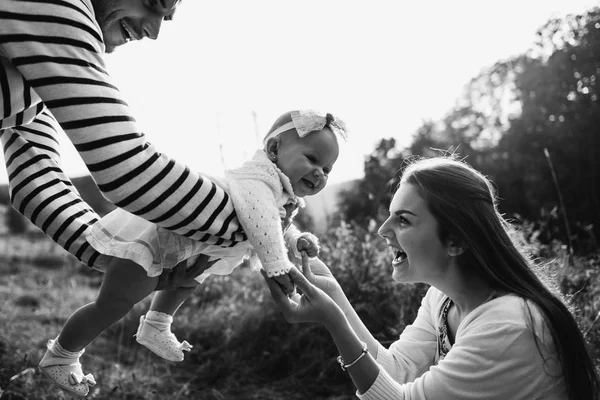 Jeune famille avec fille marchant dans les montagnes — Photo