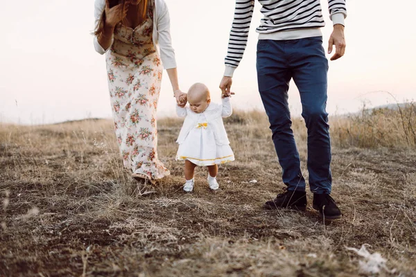 Familia joven con hija caminando en las montañas — Foto de Stock