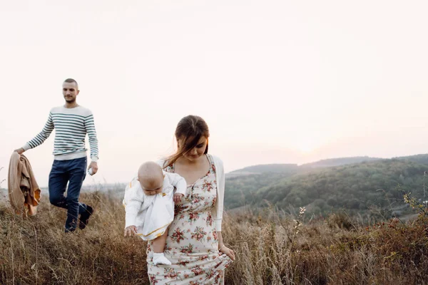 Fiatal család séta a hegyek lánya — Stock Fotó