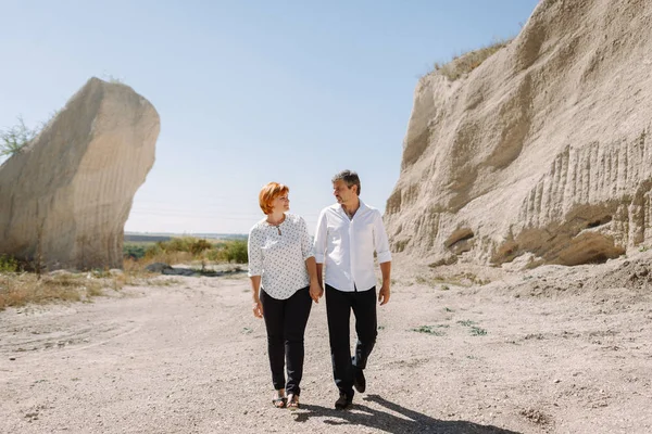 Casal de meia-idade caminha perto das falésias — Fotografia de Stock