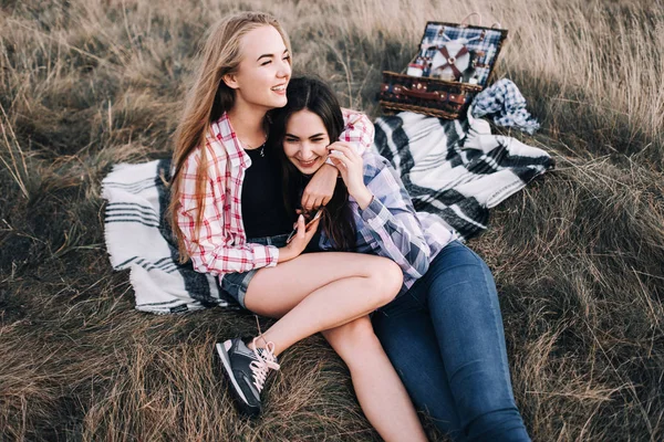 Meninas bonitas em piquenique nas montanhas — Fotografia de Stock