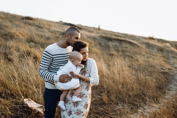 Jeune famille avec fille marchant dans les montagnes — Photo