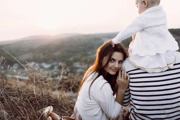 Ung familj med dotter promenader i bergen — Stockfoto