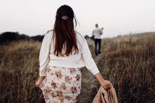 Keluarga muda dengan putri berjalan di pegunungan — Stok Foto