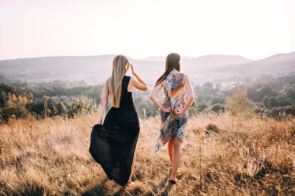 Meninas bonitas andando nas montanhas — Fotografia de Stock