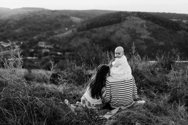 Familia joven con hija caminando en las montañas — Foto de Stock