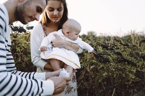 Jeune famille avec fille marchant dans les montagnes — Photo