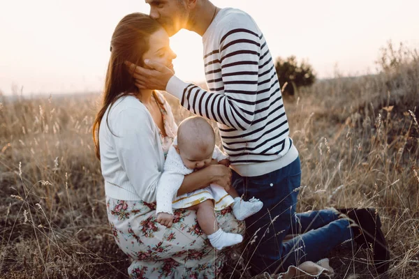 Familia joven con hija caminando en las montañas — Foto de Stock