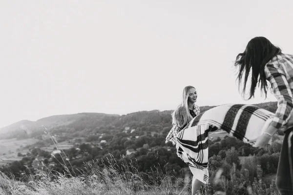 Όμορφα κορίτσια σε πικ-νικ στα βουνά — Φωτογραφία Αρχείου