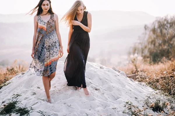 Schöne Mädchen, die auf Sand gehen — Stockfoto