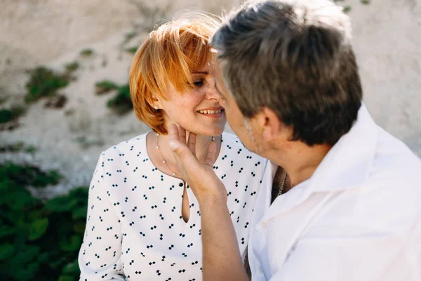 Pareja de mediana edad camina cerca de los acantilados — Foto de Stock