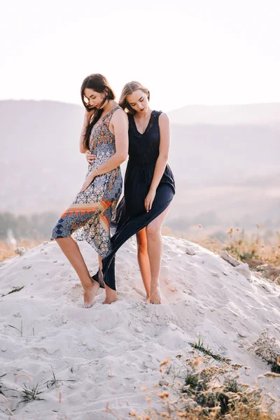 Meninas bonitas andando na areia — Fotografia de Stock