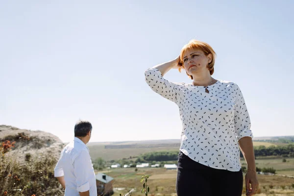 Paar mittleren Alters spaziert in der Nähe der Klippen — Stockfoto