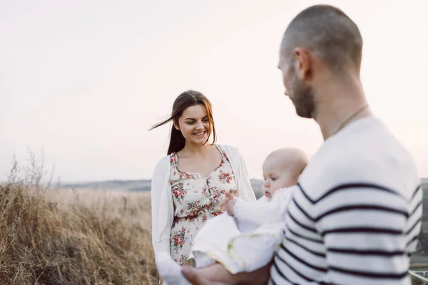 Jeune famille avec fille marchant dans les montagnes — Photo