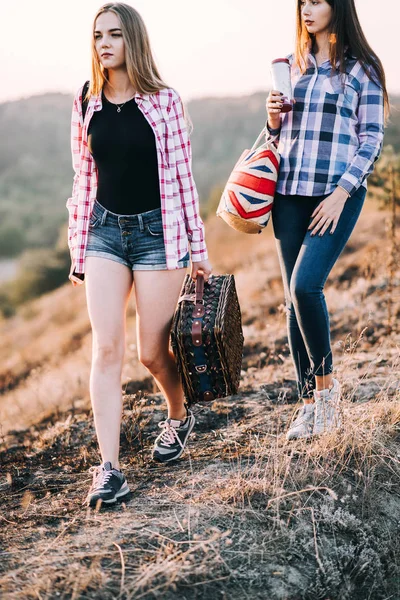 Táskák-hegység gyönyörű lányok — Stock Fotó
