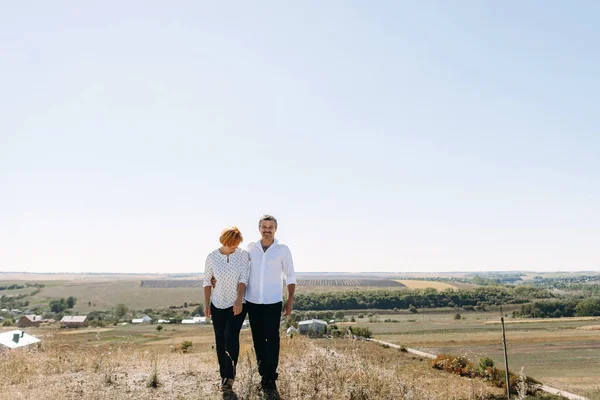 Paar mittleren Alters spaziert in der Nähe der Klippen — Stockfoto