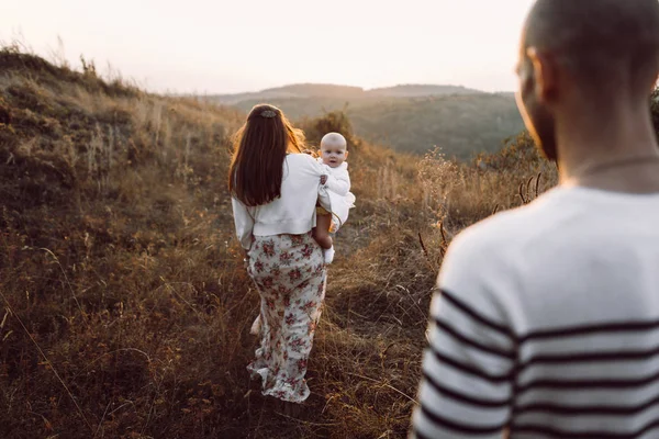 Young family with daughter walking in mountains — Stock Photo, Image