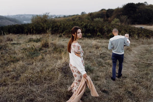 Jong gezin met dochter wandelen in de bergen — Stockfoto