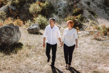 Orta yaşlı çift uçuruma yürür