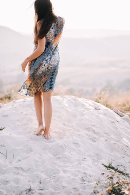 güzel kız kum üzerinde yürüyüş