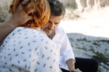 Orta yaşlı çift uçuruma yürür