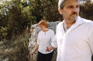 Orta yaşlı çift uçuruma yürür