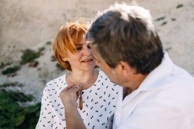 Orta yaşlı çift uçuruma yürür