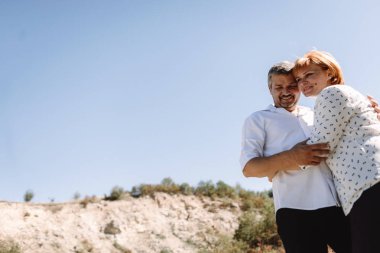 Orta yaşlı çift uçuruma yürür