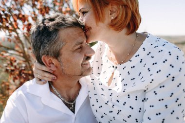 Orta yaşlı çift uçuruma yürür