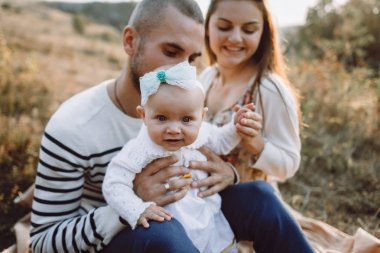 Dağlarda yürüyüş kızı ile genç aile