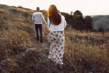 Dağlarda yürüyüş kızı ile genç aile