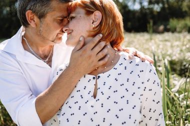 nehir kenarında oturan orta yaşlı çift