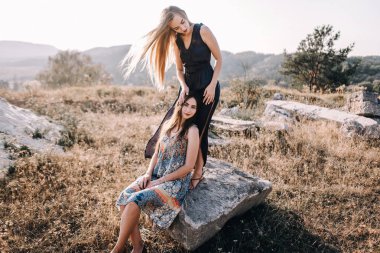 güzel kız dağlarda yürümek