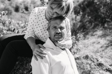 Orta yaşlı çift uçuruma yürür