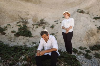 Orta yaşlı çift uçuruma yürür