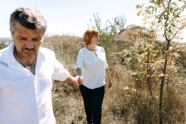 Orta yaşlı çift uçuruma yürür