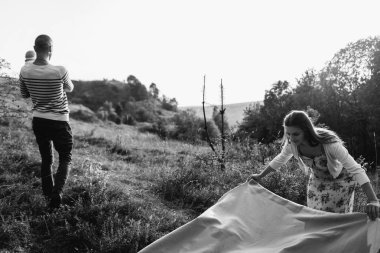 Dağlarda yürüyüş kızı ile genç aile