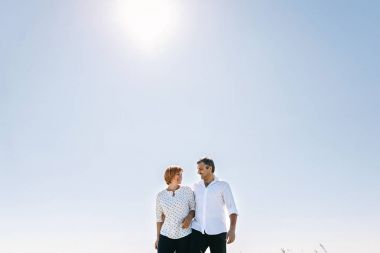 Orta yaşlı çift uçuruma yürür