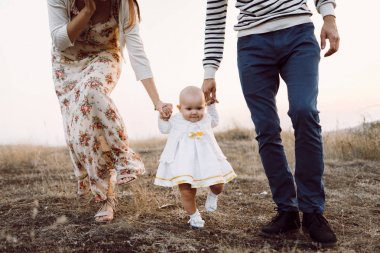 Dağlarda yürüyüş kızı ile genç aile