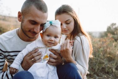 Dağlarda yürüyüş kızı ile genç aile