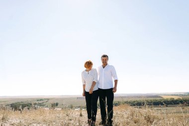 Orta yaşlı çift uçuruma yürür