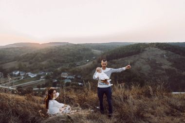 Dağlarda yürüyüş kızı ile genç aile